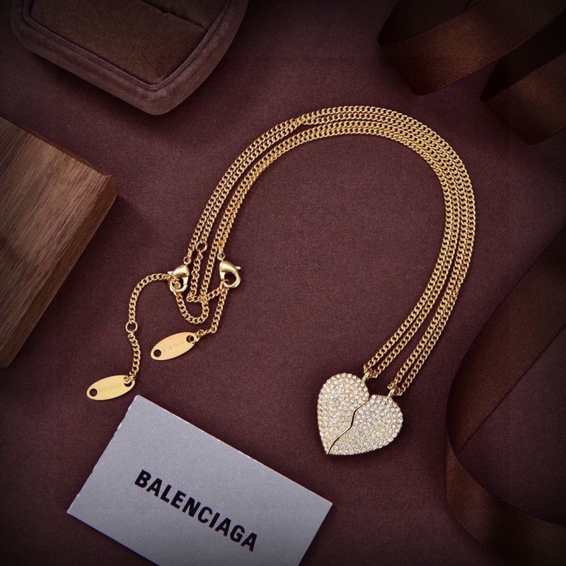 Ba*len*cia*ga necklaces